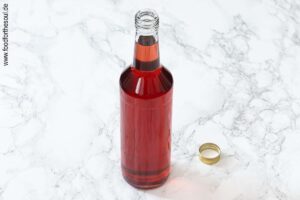 Kirschlikör in Schraubflaschen abfüllen - Schritt 5
