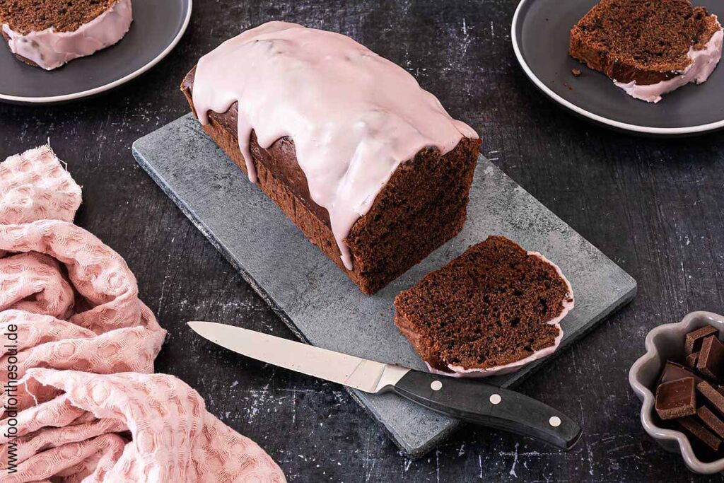 Saftiger Rotweinkuchen auf einer Servierplatte