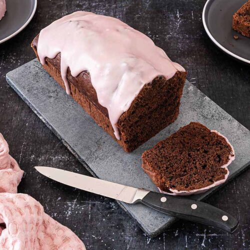 Saftiger Rotweinkuchen auf einer Servierplatte