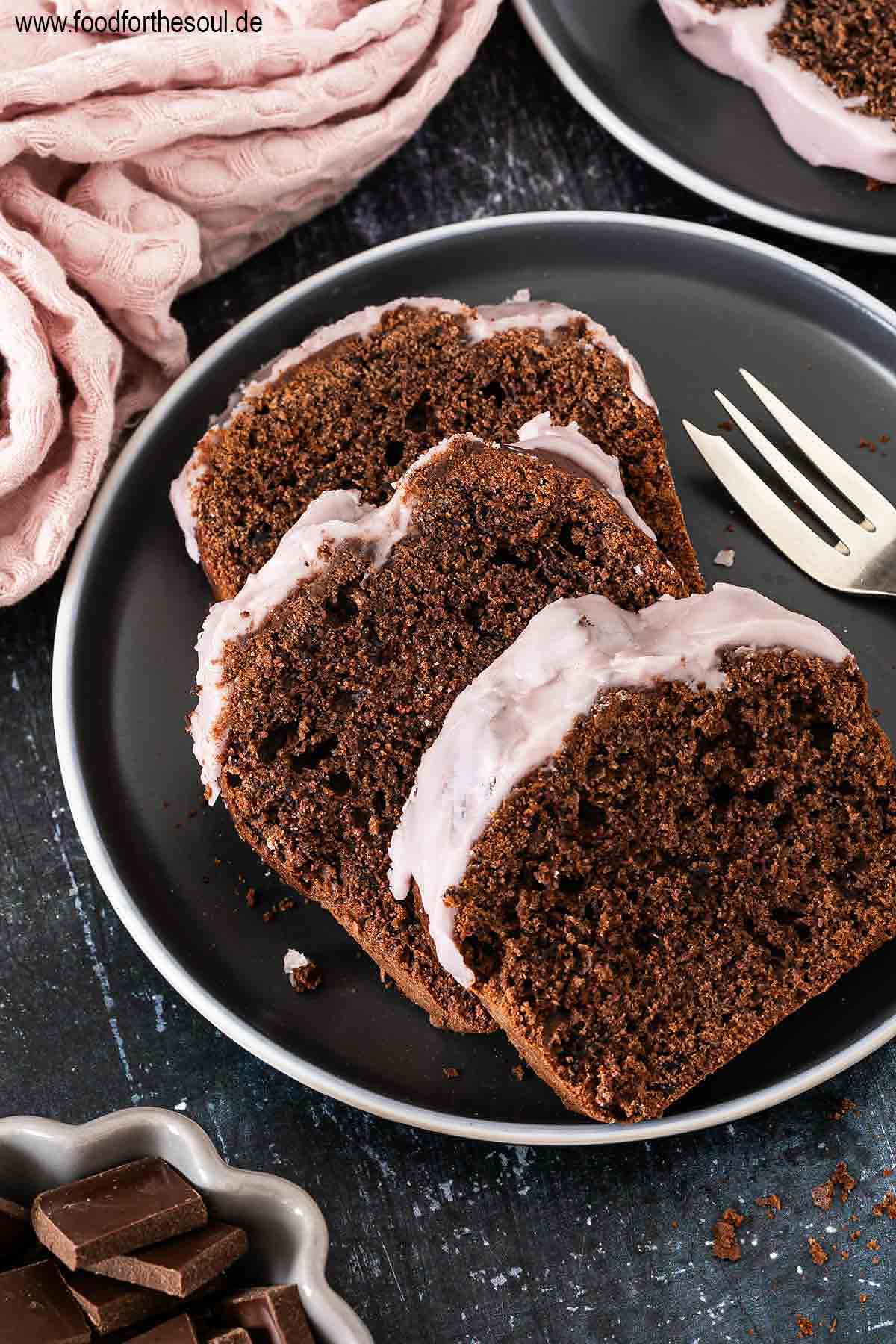 Drei Stücke Rotweinkuchen auf einem Teller