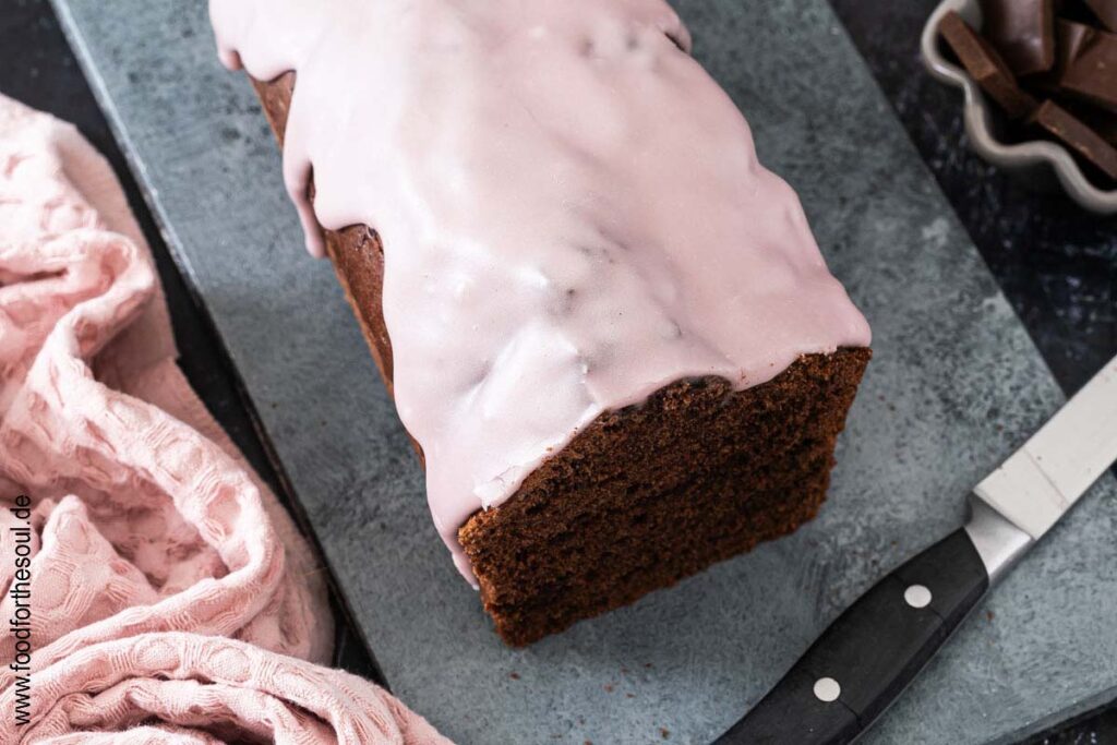 Saftiger Rotweinkuchen auf einer Servierplatte