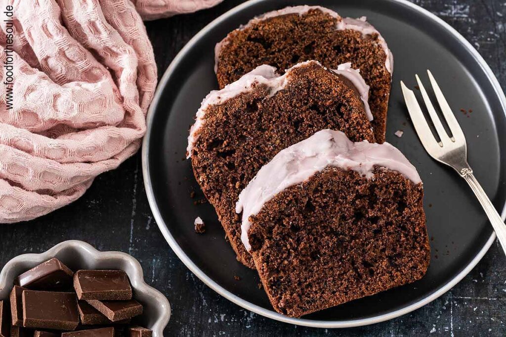 Drei Stücke Rotweinkuchen auf einem Teller