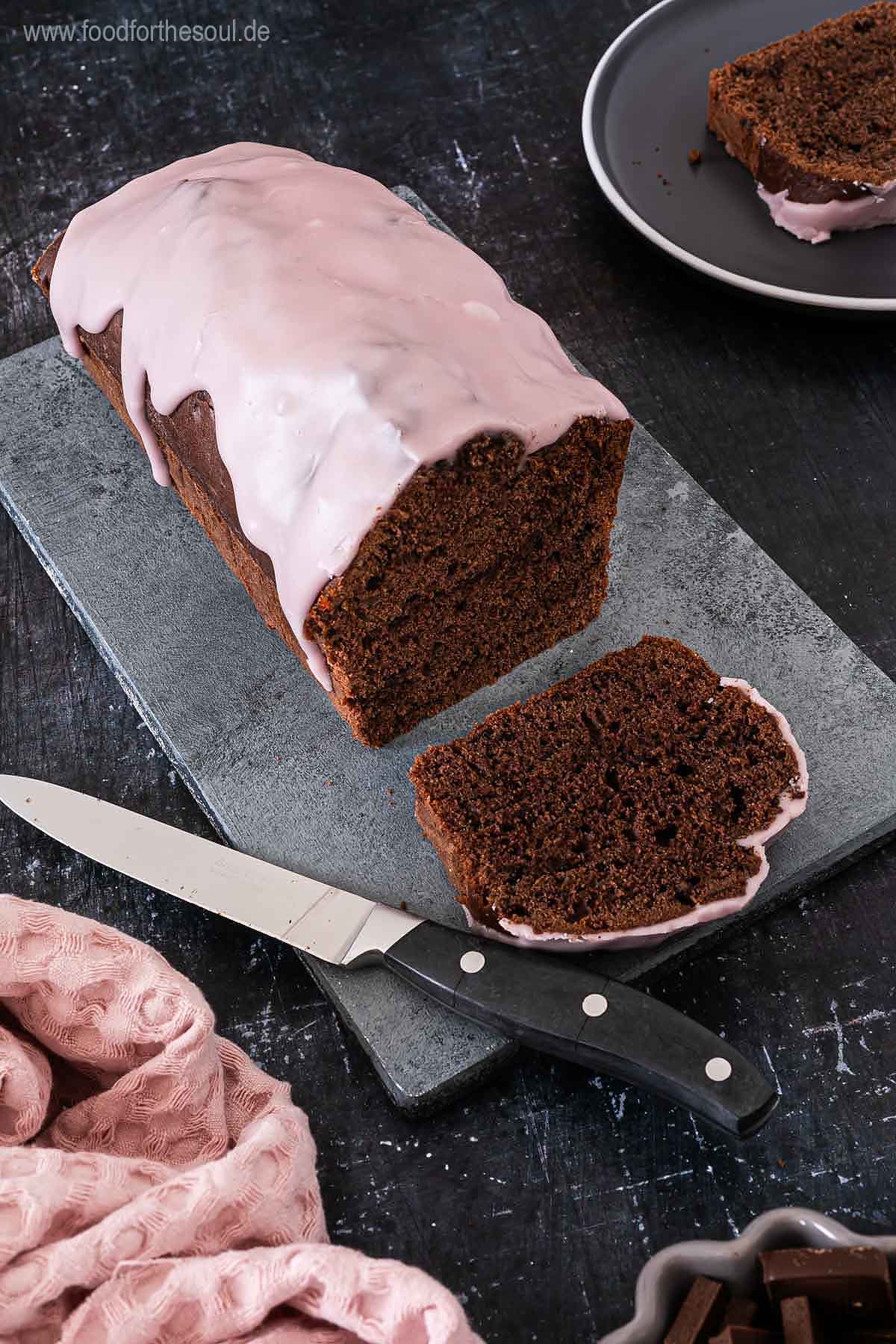 Saftiger Rotweinkuchen auf einer Servierplatte