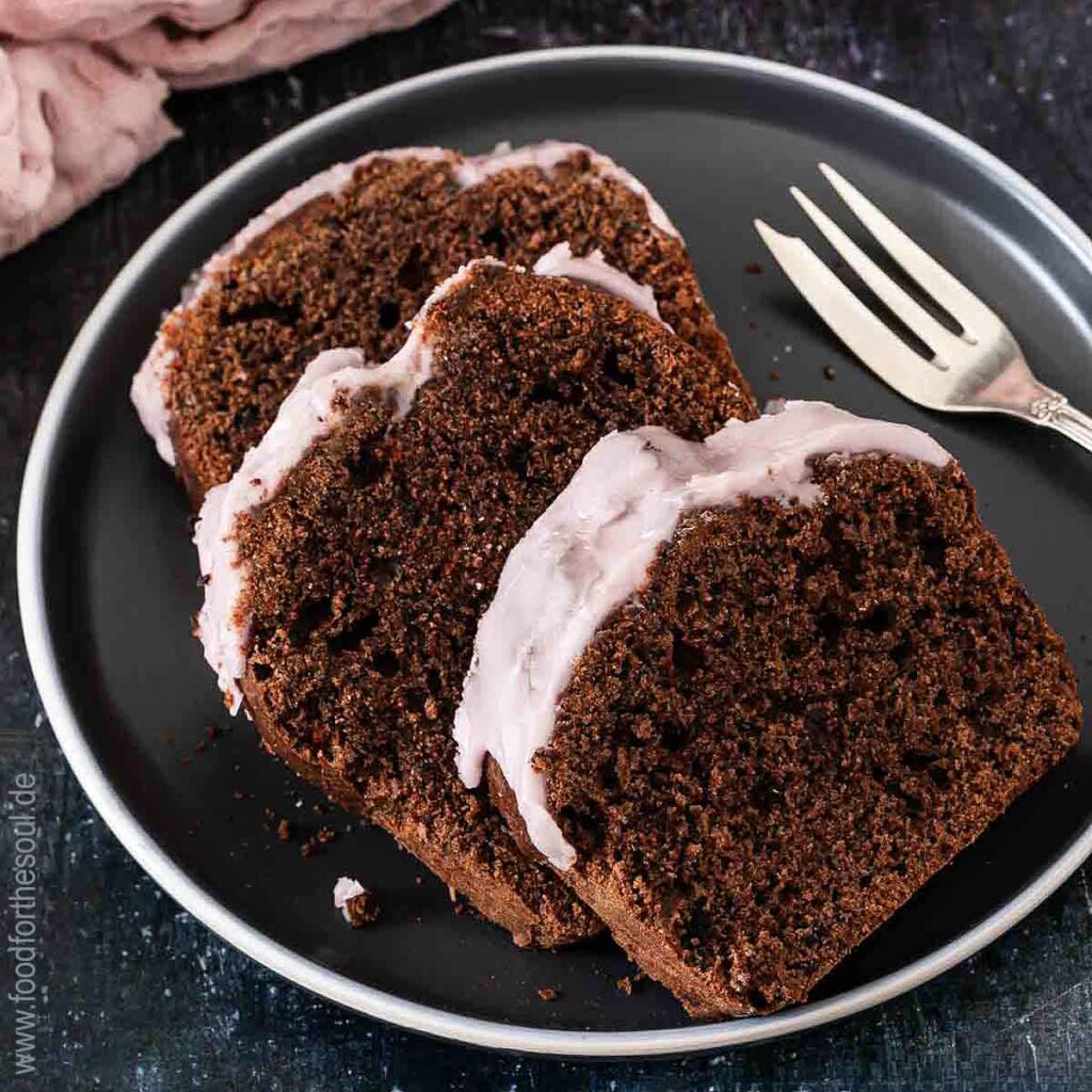 Drei Stücke Rotweinkuchen auf einem Teller