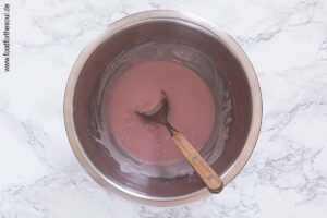 Puderzucker sieben und mit Rotwein verrühren - Schritt 10