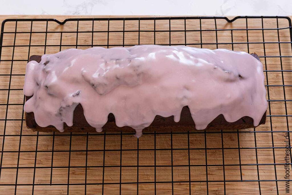 Zuckerguss über den Rotweinkuchen geben und verteilen - Schritt 11