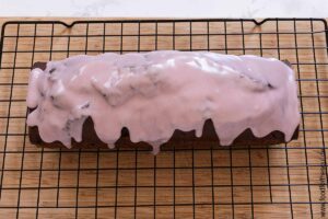 Zuckerguss über den Rotweinkuchen geben und verteilen - Schritt 11