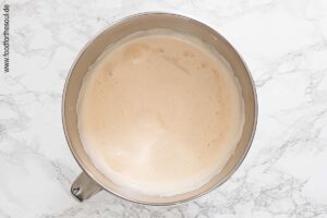 Eier, Salz, Vanillezucker und Zucker schaumig schlagen - Schritt 2