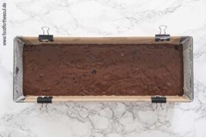 Rührteig in vorbereitete Kastenform füllen - Schritt 8