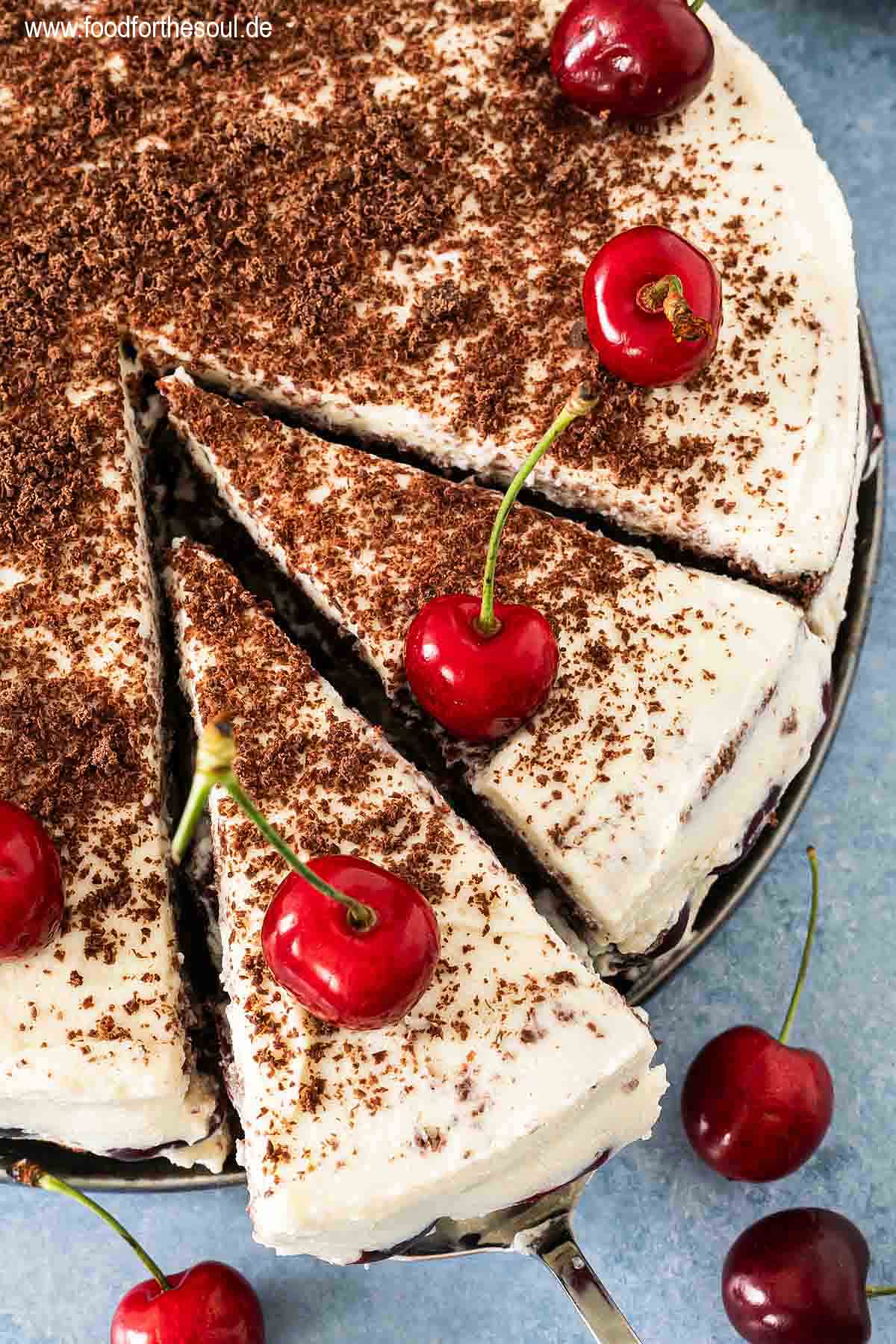 Torte mit Sahne-Mascarponecreme und Kirschen