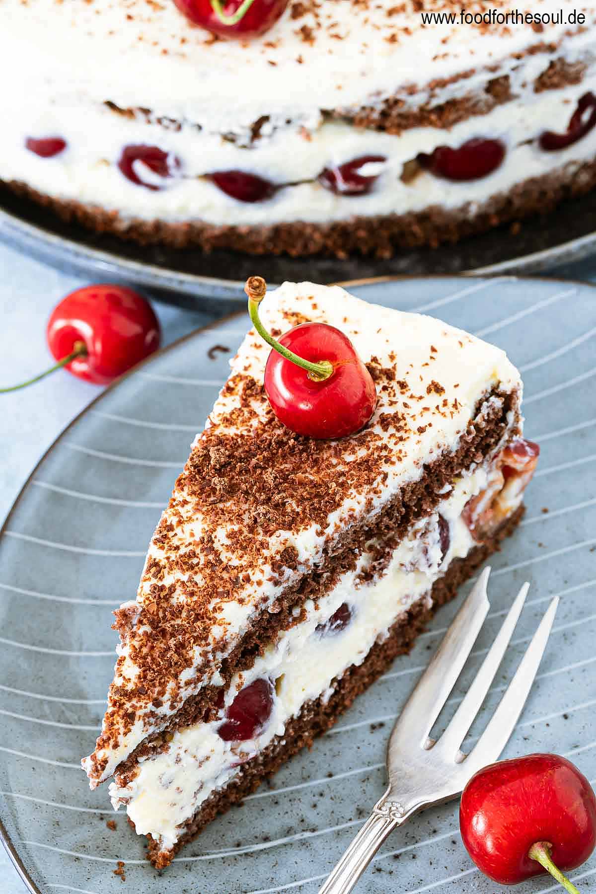 Torte mit Sahne-Mascarponecreme und Kirschen