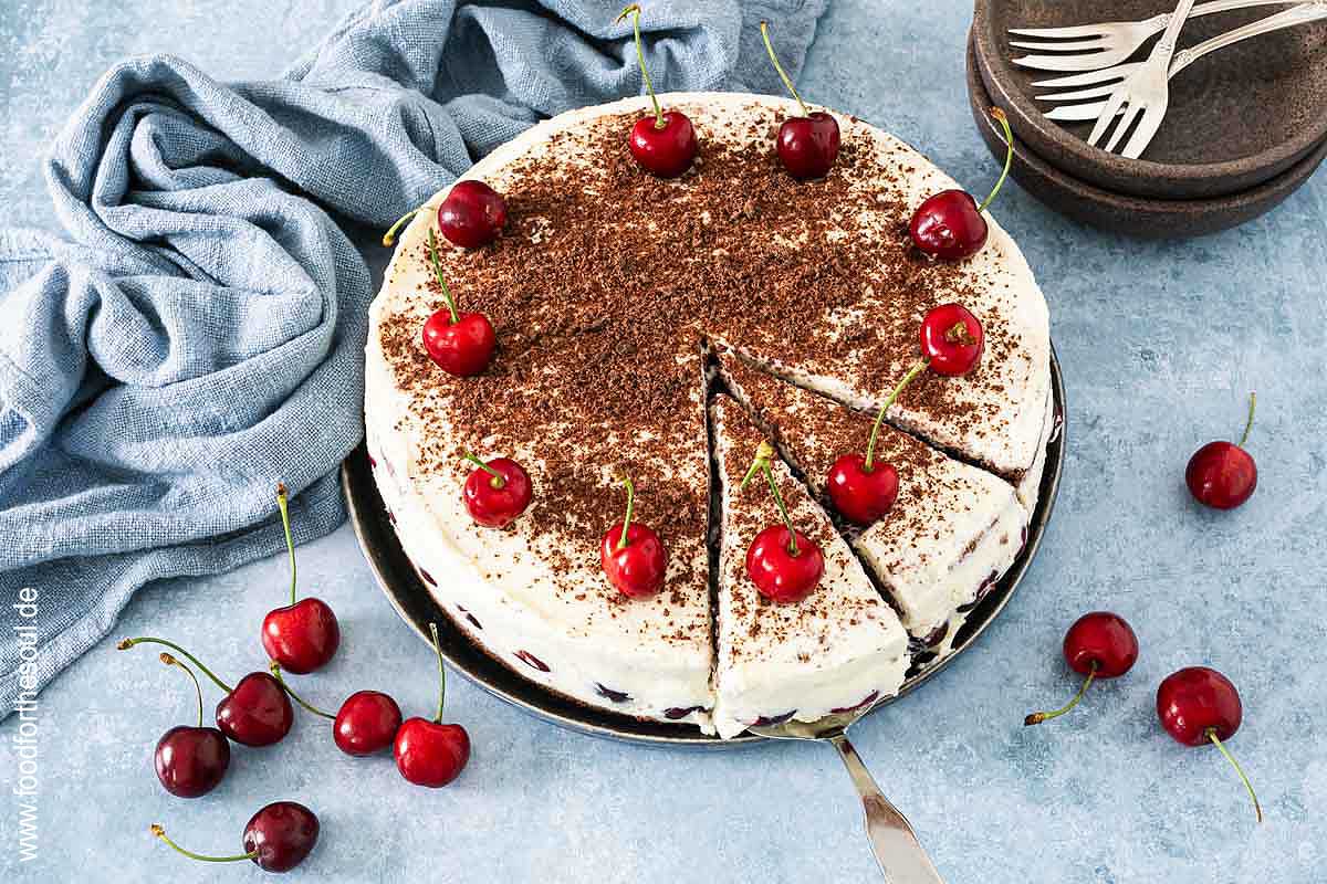 Torte mit Sahne-Mascarponecreme und Kirschen