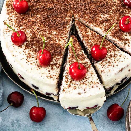 Torte mit Sahne-Mascarponecreme und Kirschen