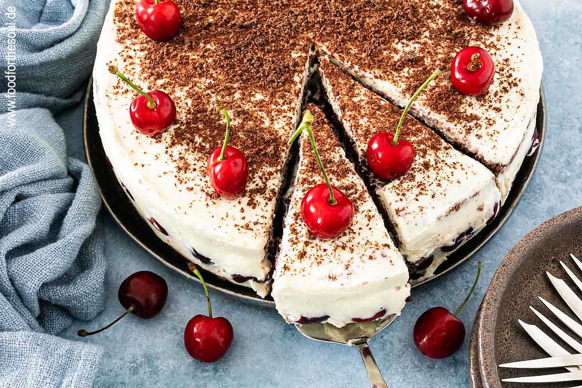 Torte mit Sahne-Mascarponecreme und Kirschen