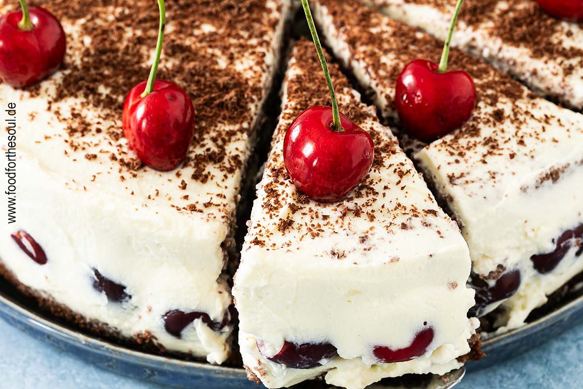 Torte mit Sahne-Mascarponecreme und Kirschen