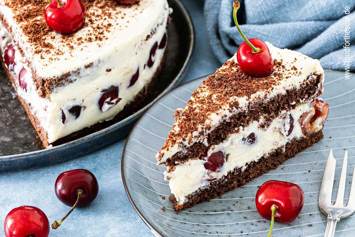 Torte mit Sahne-Mascarponecreme und Kirschen