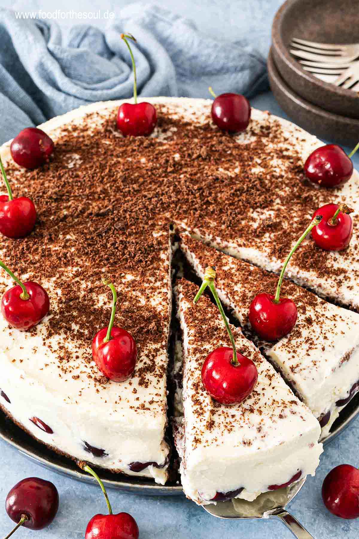 Torte mit Sahne-Mascarponecreme und Kirschen