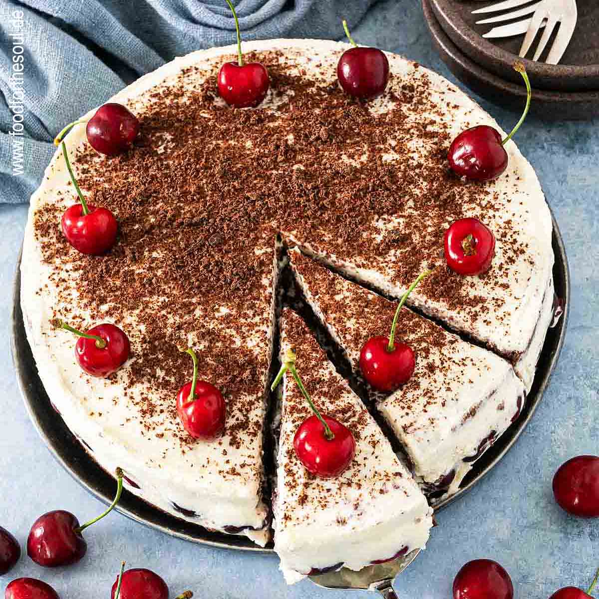 Torte mit Sahne-Mascarponecreme und Kirschen
