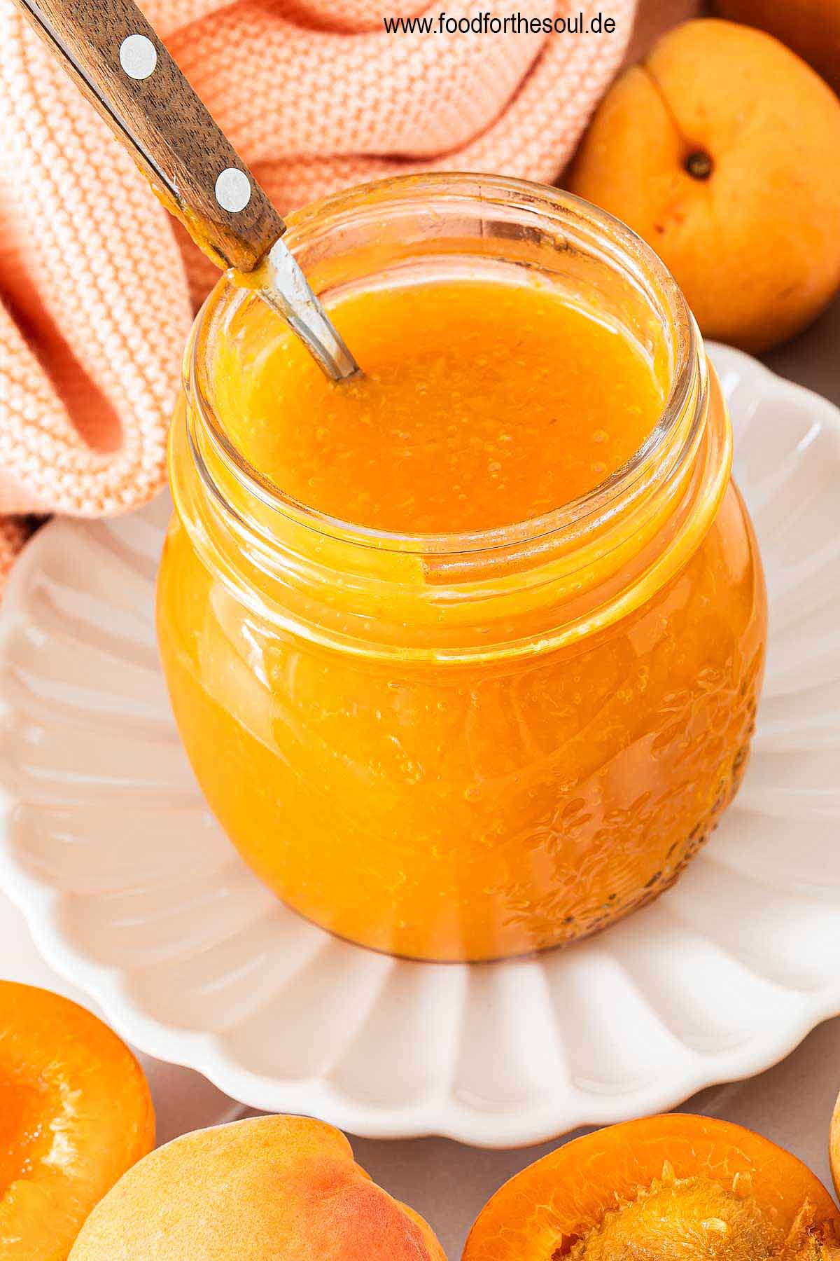 Frisch gekochte Aprikosen-Marmelade in einem Schraubglas