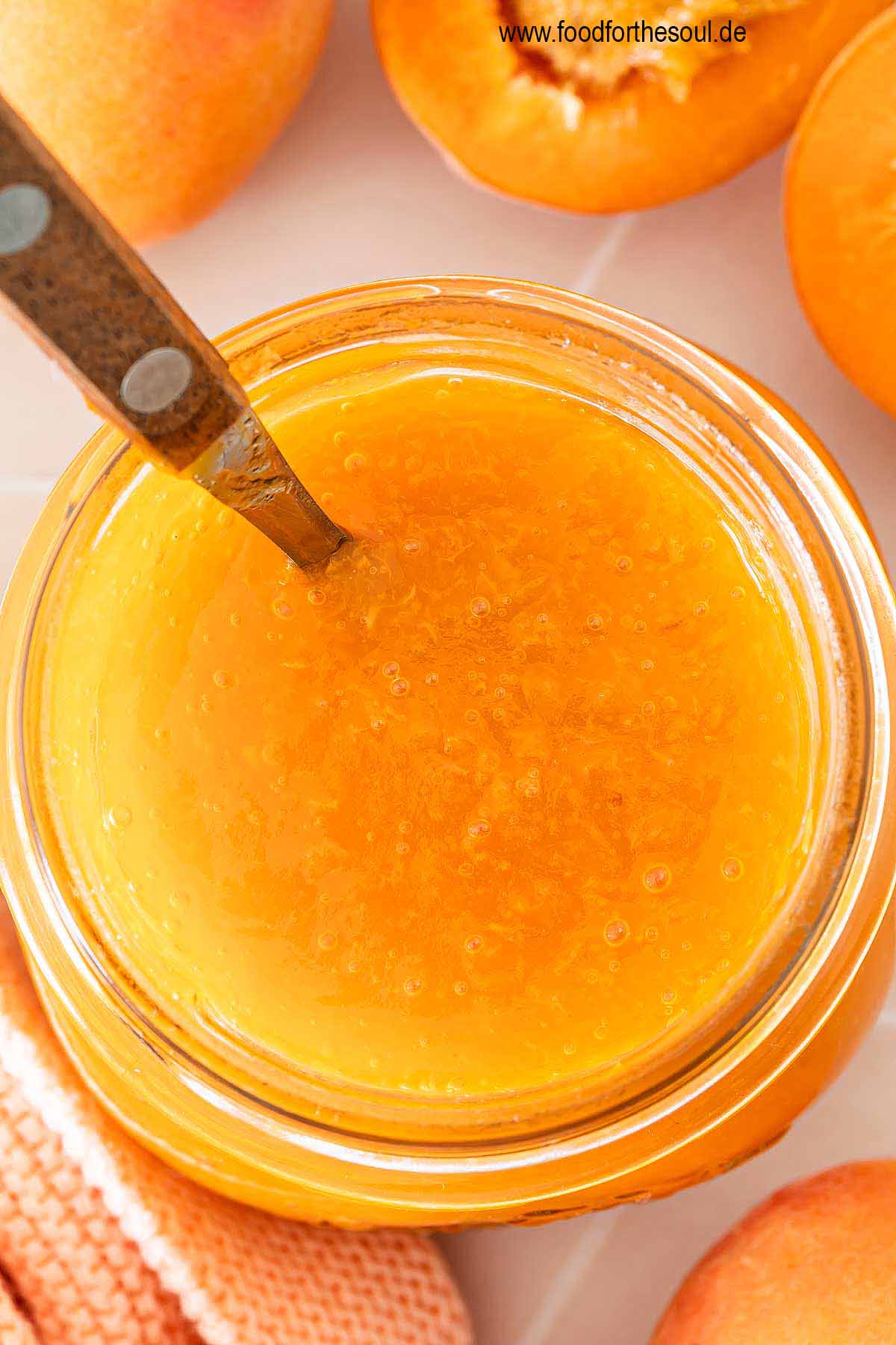 Frisch gekochte Aprikosen-Marmelade in einem Schraubglas