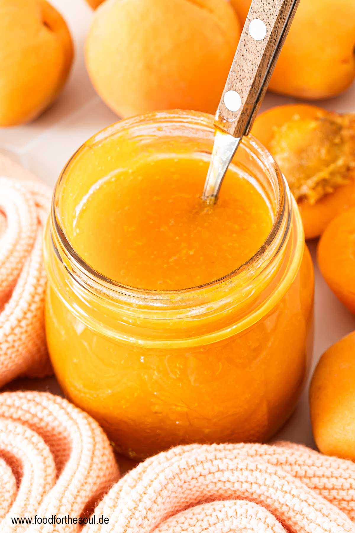 Frisch gekochte Aprikosen-Marmelade in einem Schraubglas