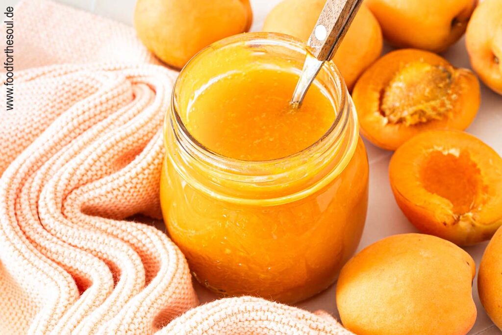 Frisch gekochte Aprikosen-Marmelade in einem Schraubglas
