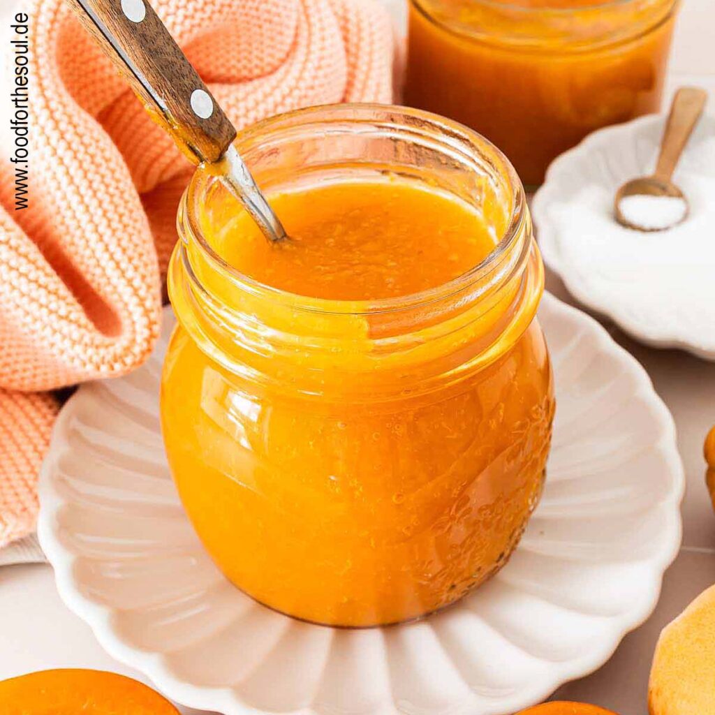 Frisch gekochte Aprikosen-Marmelade in einem Schraubglas