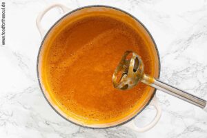 Heiße Aprikosen-Marmelade mit einem Stabmixer pürieren - Schritt 4