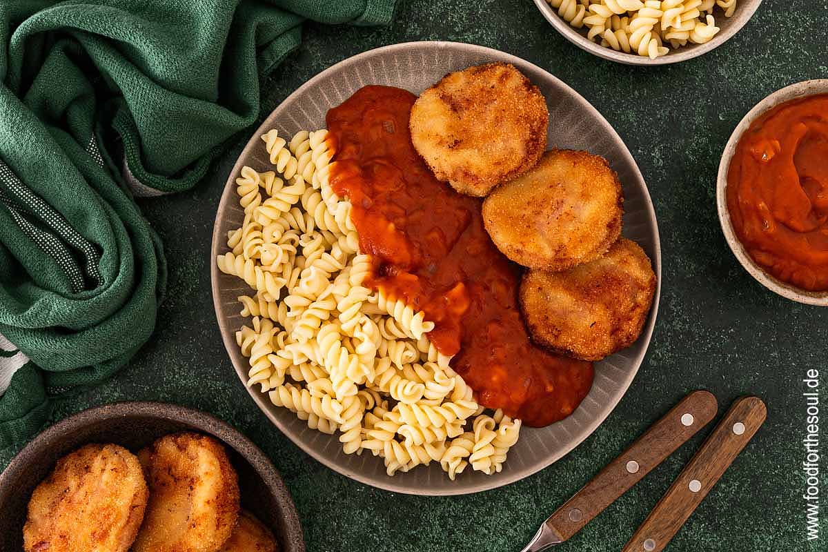 Jägerschnitzel nach DDR Art mit Tomatensoße und Nudeln auf einem Teller
