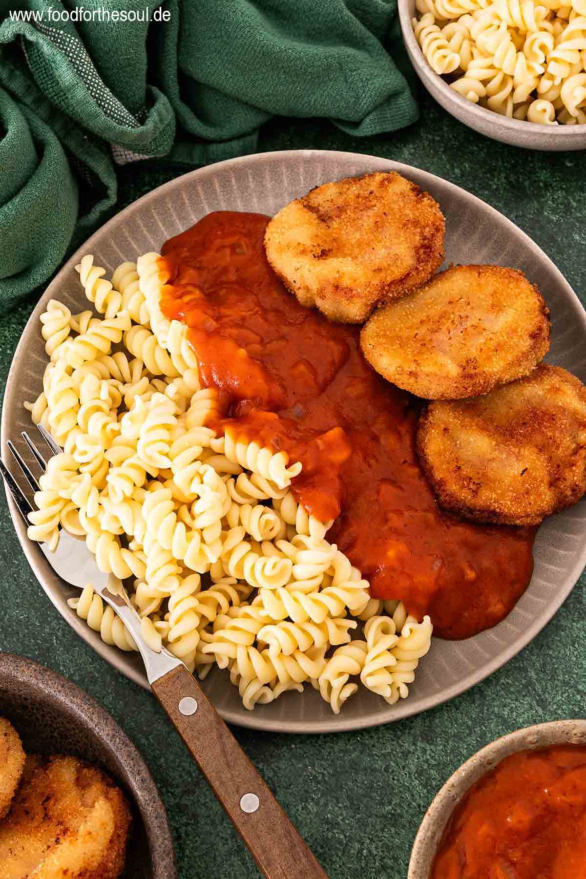 Jägerschnitzel nach DDR Art mit Tomatensoße und Nudeln auf einem Teller