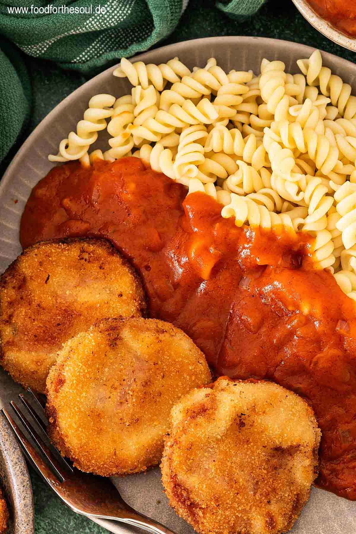 Jägerschnitzel nach DDR Art mit Tomatensoße und Nudeln auf einem Teller