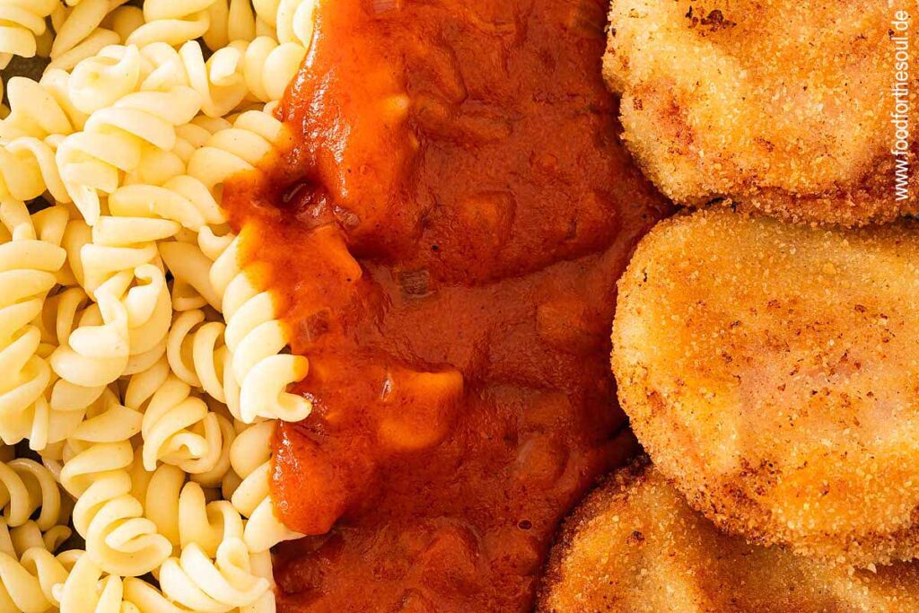 Jägerschnitzel nach DDR Art mit Tomatensoße und Nudeln