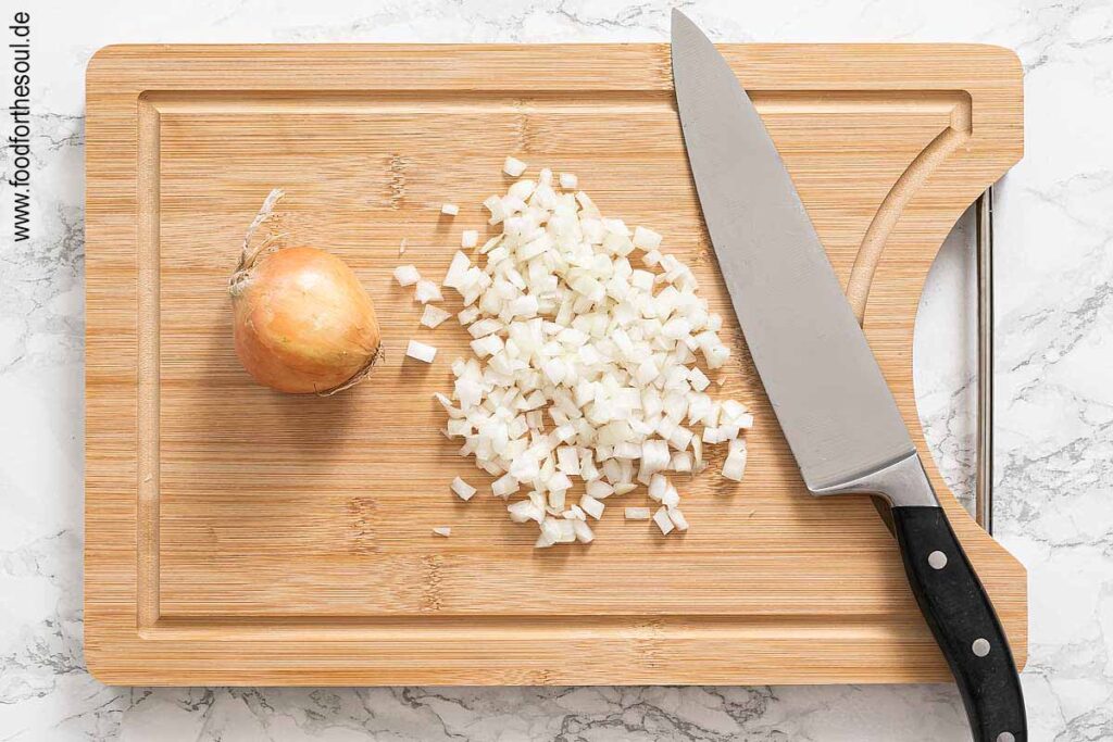 Zwiebel schälen und in feine Würfel schneiden - Schritt 1