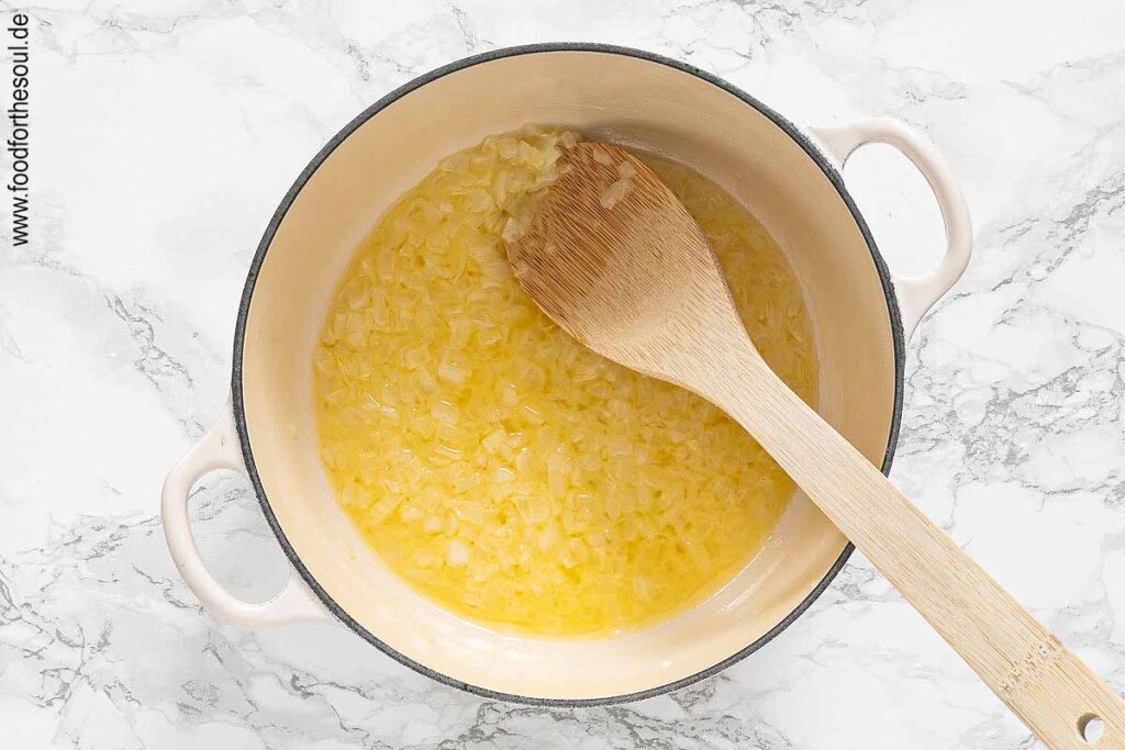 Butter auslassen und Zwiebelwürfel darin glasig dünsten - Schriit 2