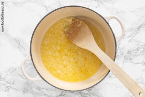 Butter auslassen und Zwiebelwürfel darin glasig dünsten - Schriit 2