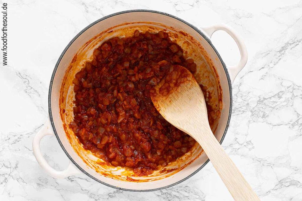 Tomatenmark sowie Mehl hinzufügen und zu einer Mehlschwitze verrühren - Schritt 3