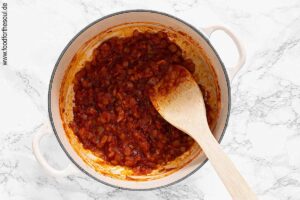 Tomatenmark sowie Mehl hinzufügen und zu einer Mehlschwitze verrühren - Schritt 3