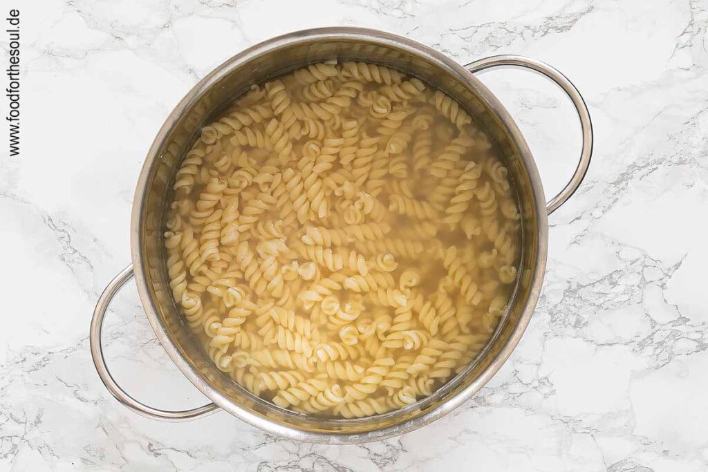 Nudeln nach Packungsanweisung al dente kochen - Schritt 6