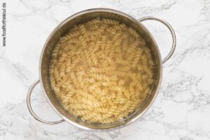 Nudeln nach Packungsanweisung al dente kochen - Schritt 6