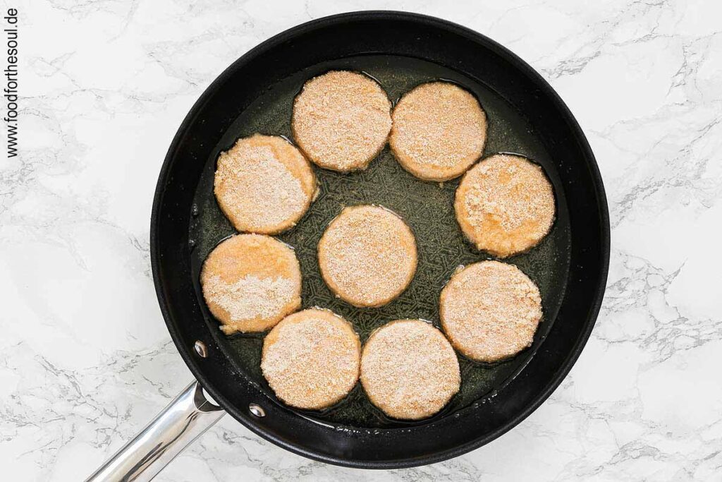 Panierte Jagdwurst in Pflanzenöl oder Butterschmalz goldgelb braten - Schritt 9