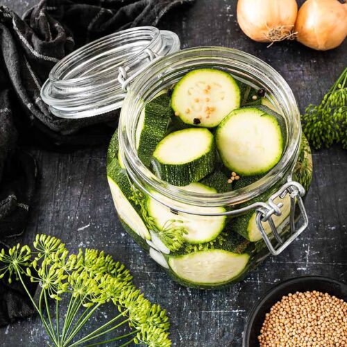 Zucchini-Scheiben eingelegt in einem Bügelglas
