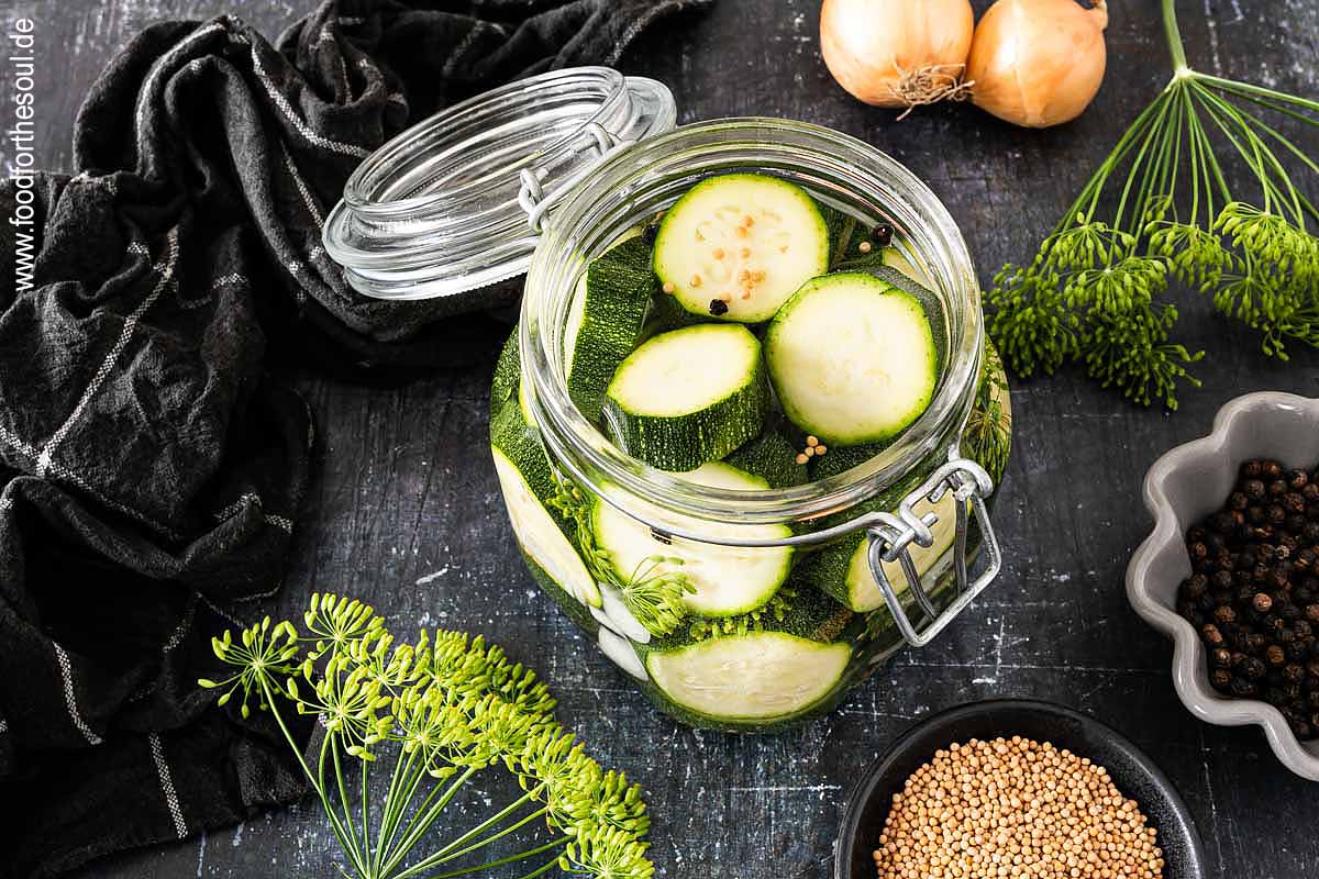 Zucchini-Scheiben eingelegt in einem Bügelglas