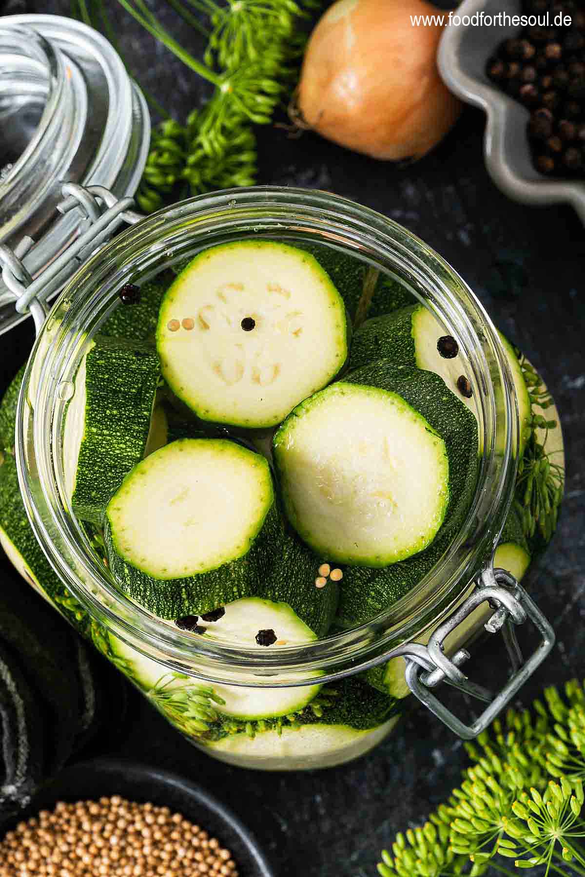 Zucchini-Scheiben eingelegt in einem Bügelglas