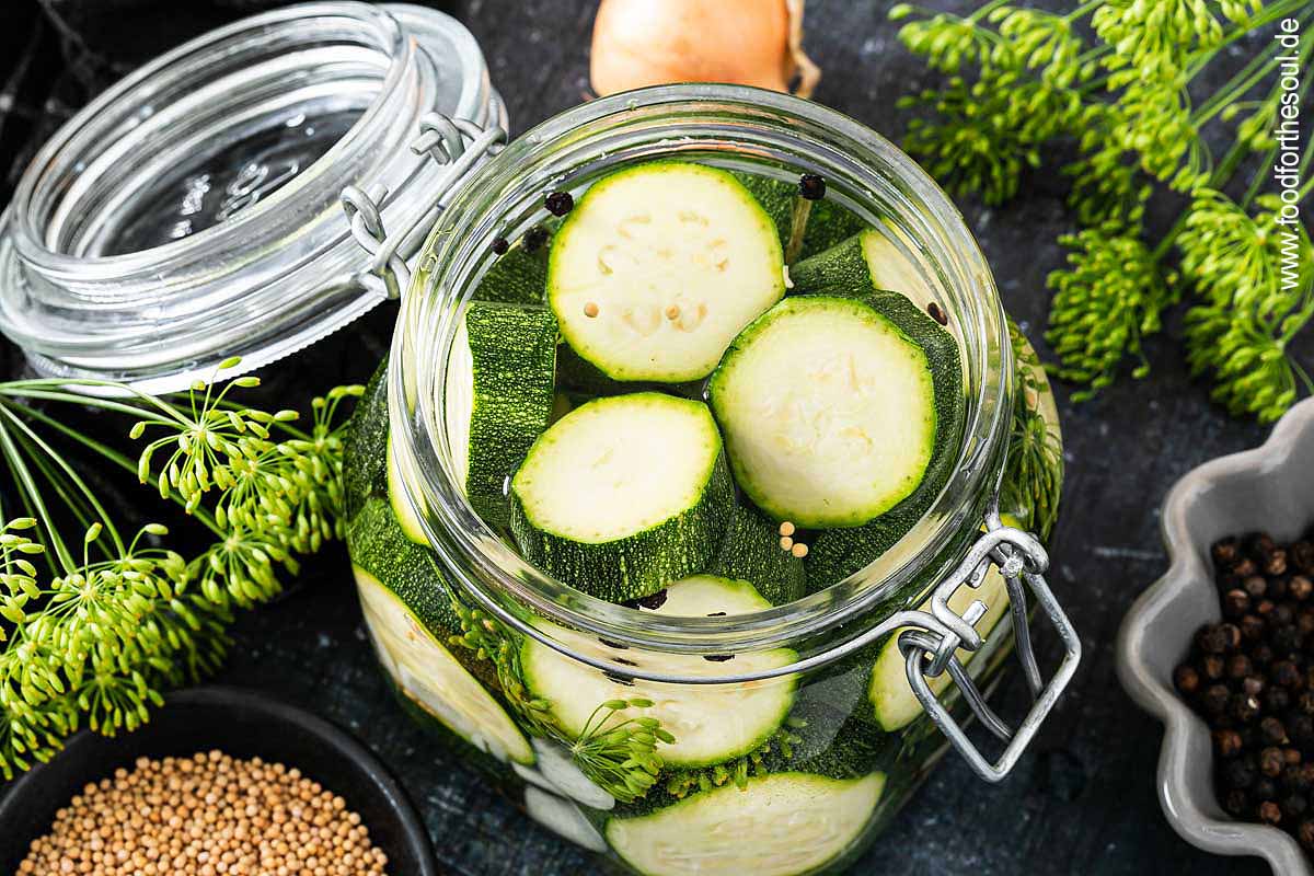 Zucchini-Scheiben eingelegt in einem Bügelglas