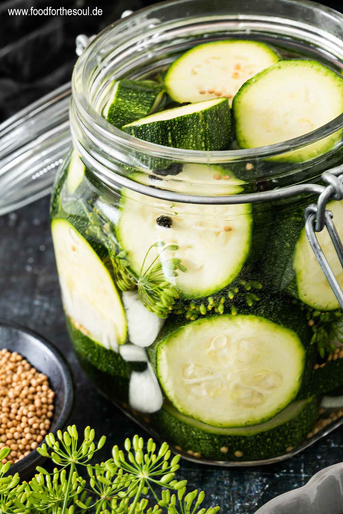 Zucchini-Scheiben eingelegt in einem Bügelglas