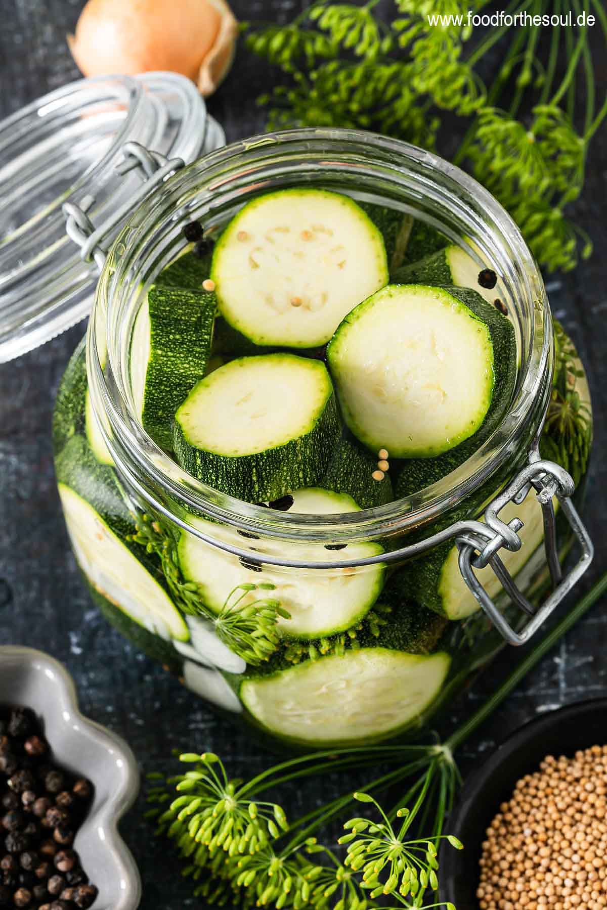 Zucchini-Scheiben eingelegt in einem Bügelglas