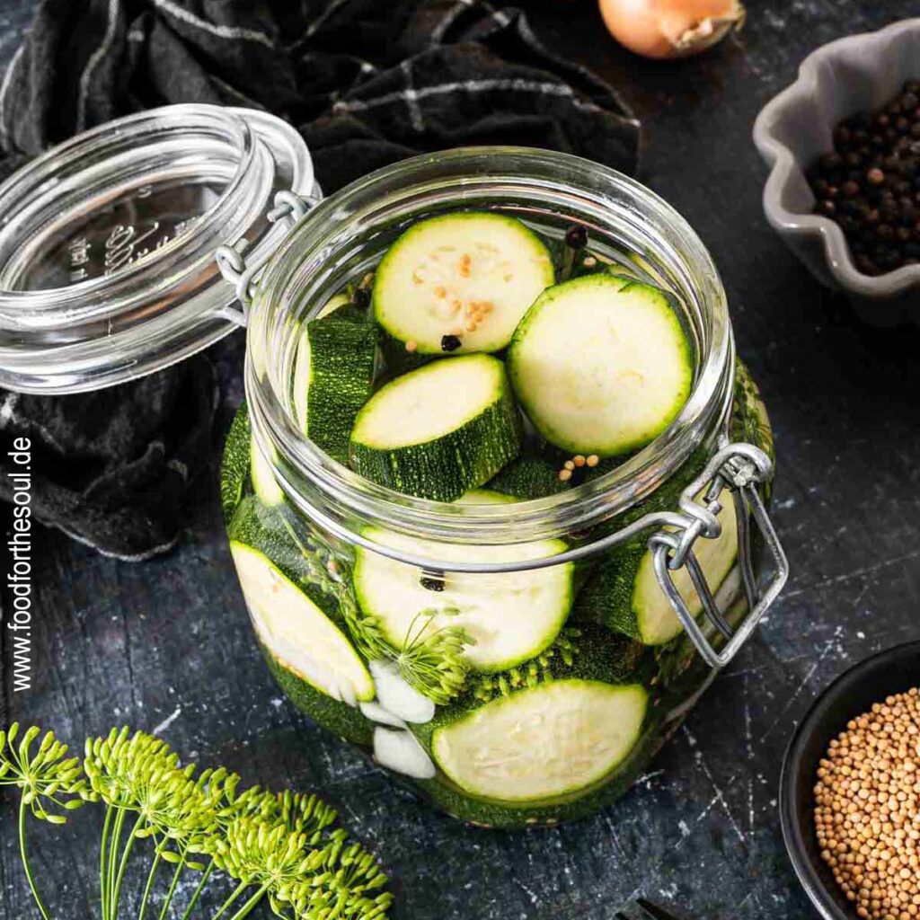 Zucchini-Scheiben eingelegt in einem Bügelglas