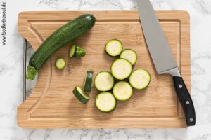 Zucchini waschen, Enden entfernen und in Scheiben schneiden - Schritt 1