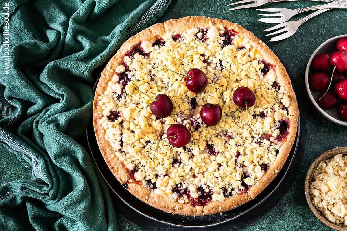 Kirschkuchen mit Quark und Streusel auf einem Teller