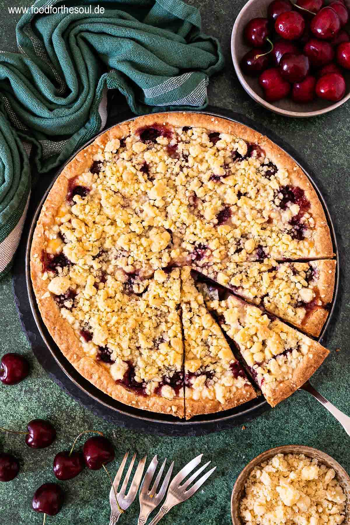 Kirschkuchen mit Quark und Streusel auf einem Teller